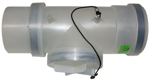 Transparente Kunststoffleitung mit Y-förmiger Verbindung und Kabelbinder. Anwendungsbereich unklar. Herstellermarke auf dem Produkt sichtbar: Wolf.